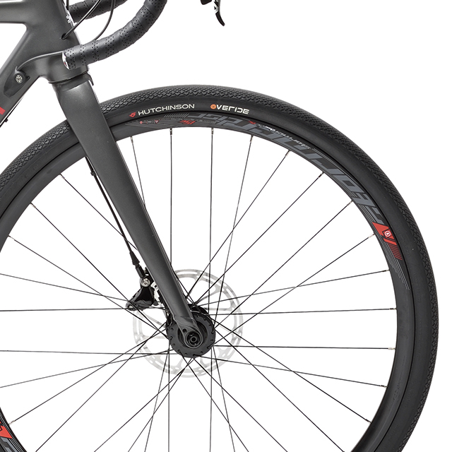 Gros plan sur le Pneu avant Hutchinson Overide du vélo électrique Peugeot eR02 Apex