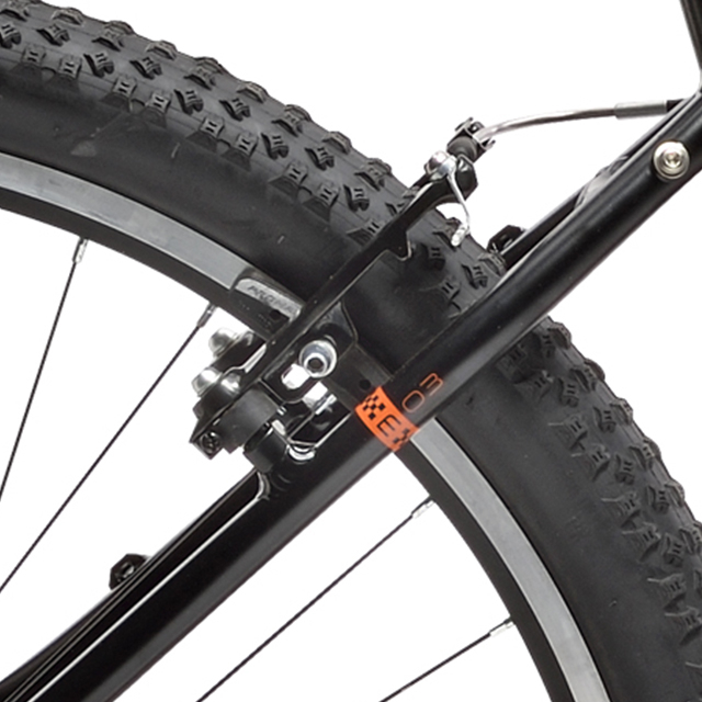 Gros plan sur les freins V-brake aluminium