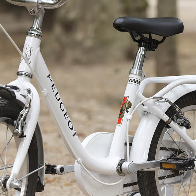 gros plan du cadre vélo de ville enfant vintage Peugeot Legend LJ16