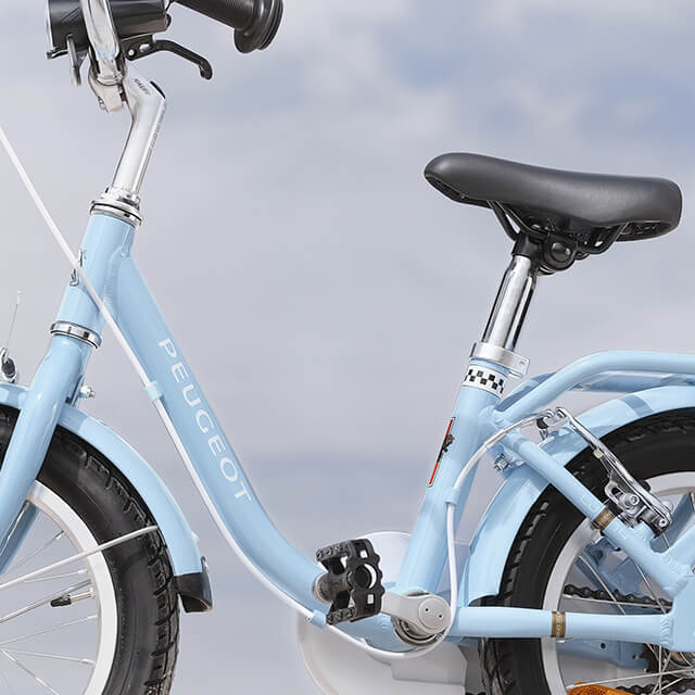 vue rapproché du cadre vélo de ville enfant vintage Peugeot Legend LJ14 bleu