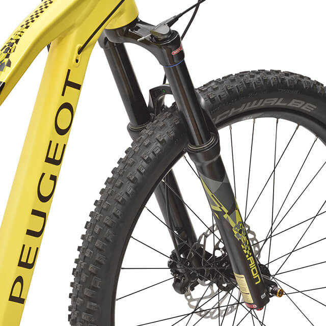 Gros plan de la fourche Suntour AION 35 Boost du vtt tout suspendu Peugeot M02 FS