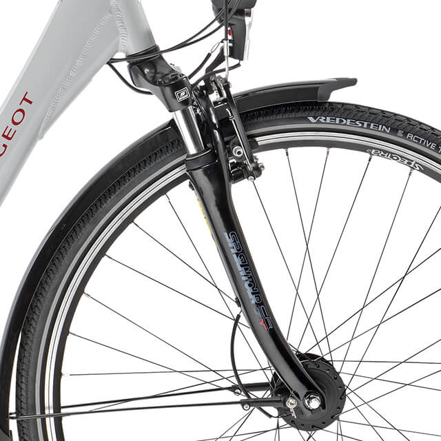 Détail de la fourche Suntour du vélo de ville Peugeot C02 D7