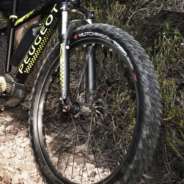 Détail des pneus Hutchinson Taipan Koloss qui équipe le vtt eM02 27.5+ SLX 10 Peugeot