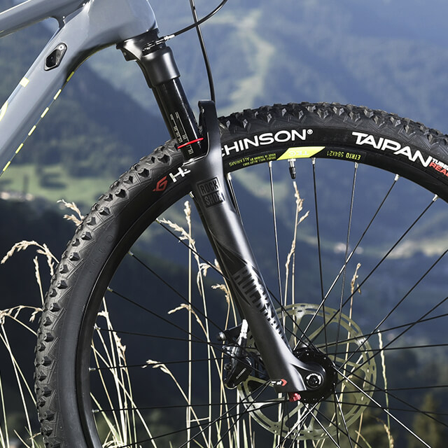 Détail fourche RockShox Reba du VTT Peugeot M01 GX11
