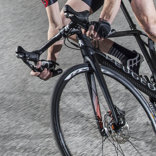 Détail freins Shimano vélo de course en carbone Peugeot R02 Ultegra