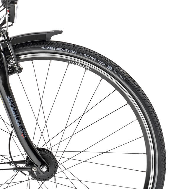 Détail pneus Vredestein du vélo de ville Peugeot C02 D7