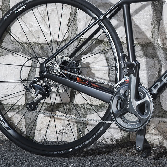 Détail transmission Shimano Ultegra vélo de course en carbone Peugeot R02