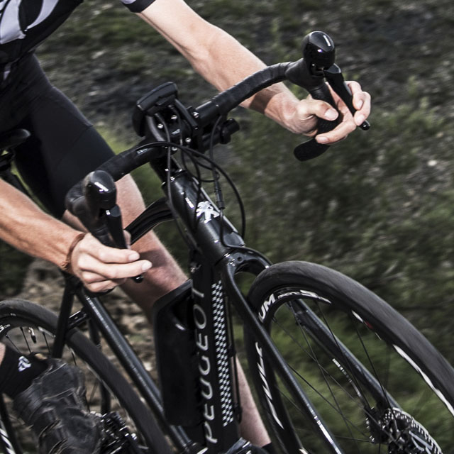 Gros plan sur les freins à disque Shimano du vélo de course Peugeot eR02 Ultegra-