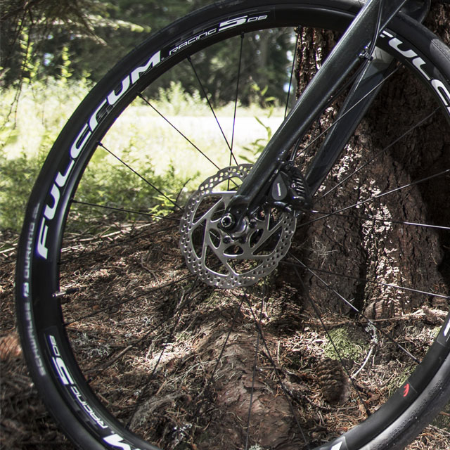 Gros plan sur les Freins du vélo de course Peugeot eR02 ultegra