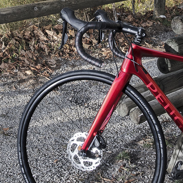 Frein à disques Shimano RS 505 sur la roue avant d'un vélo Peugeot R02 Carbone