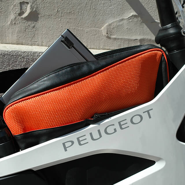 Porte documents dans compartiment rangement situé dans le cadre du vélo électrique Peugeot AE21