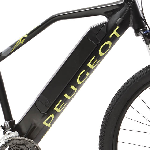 Gros plan sur le cadre hydroformé avec batterie semi intégrée du vélo Peugeot eM03 27.5