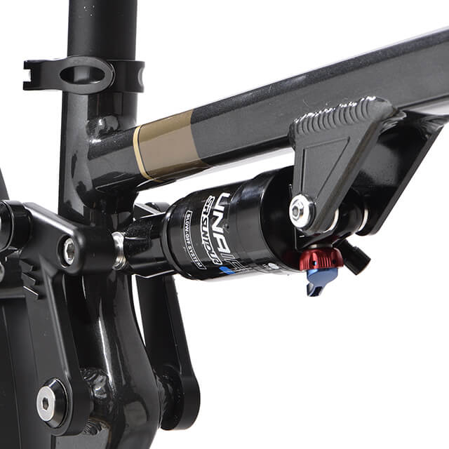 Vue détaillée de l'amortisseur suspendue Suntour Unair du vélo électrique Peugeot eT01 FS équipé powertube