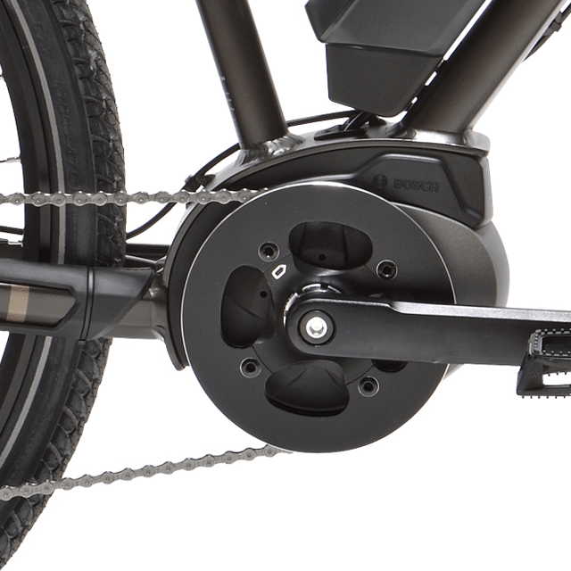 Visuel rapproché sur le moteur Bosch Active Plus d'un vélo Peugeot modèle eT01 Sport
