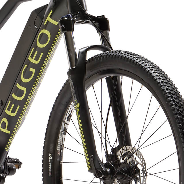 Gros plan sur la fourche de suspension Suntour du vélo Peugeot eM03 27.5