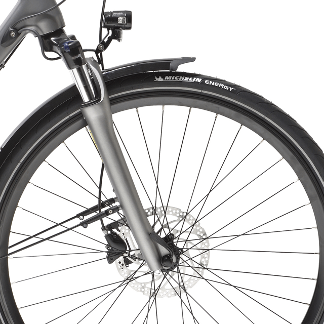 Zoom sur le pneu avant Michelin Energy du vélo Peugeot noir eT01 D9 Mixte