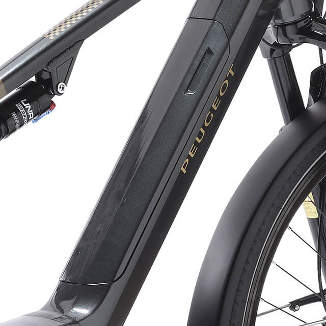 Vue de la batterie intégrée du vélo électrique Peugeot eT01 FS Powertube