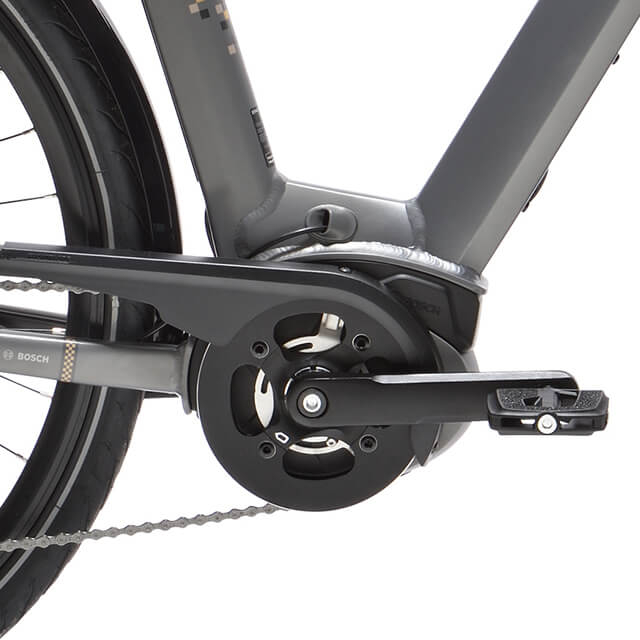 Vue rapprochée sur la motorisation électrique du vélo Peugeot eC01 D9